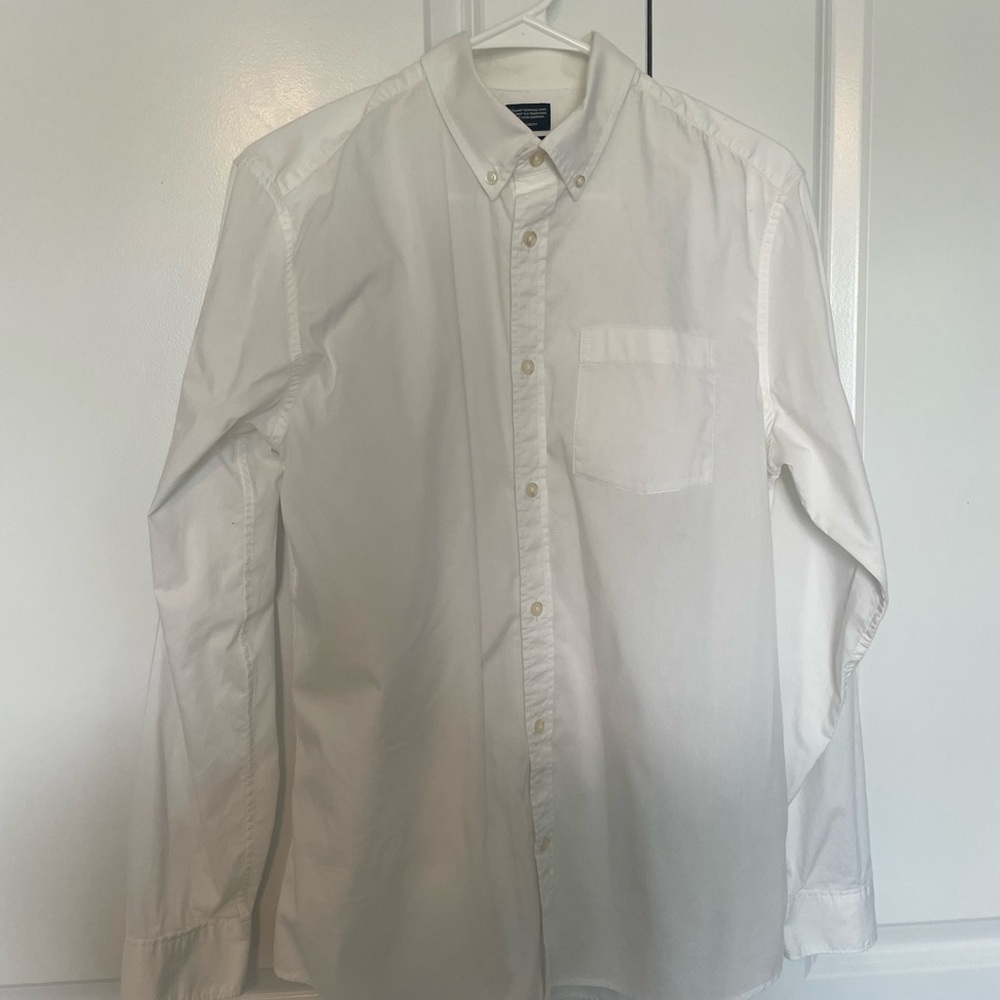 GAP Men's Classic White Casual Button-Down Shirt, size small